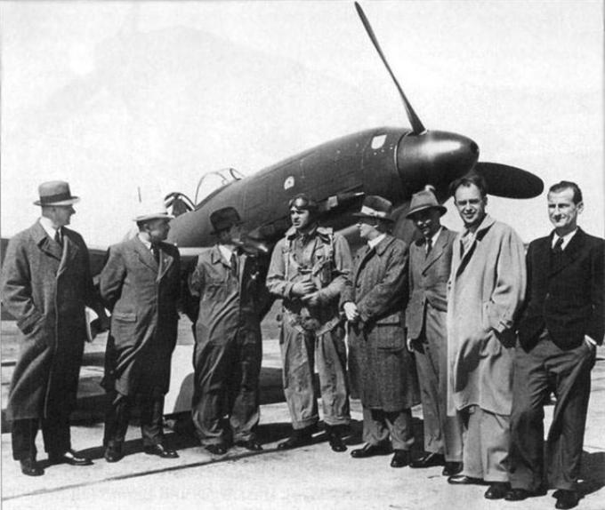 У самолёта He-100, Германия, 1939. В центре — лётчик-испытатель С. П. Супрун