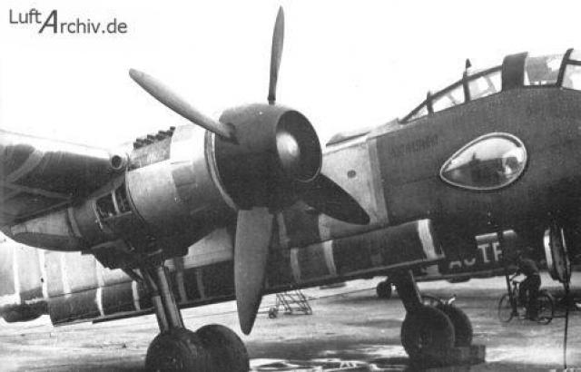 Первый вариант двигателя Jumo-222 был смонтирован на опытном образце бомбардировщика Ju-288 V5 и совершил свой первый полёт 8 октября 1941 года. Отличительной особенностью является туннель для забора охлаждающего воздуха. Внутри поток охлаждающего воздуха дополнительно прогоняется вентилятором.