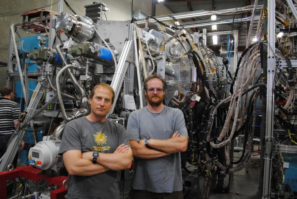 Сооснователи компании Doug Richardson (слева) и Michel Laberge (справа) на фоне плазменного инжектора для своей машины