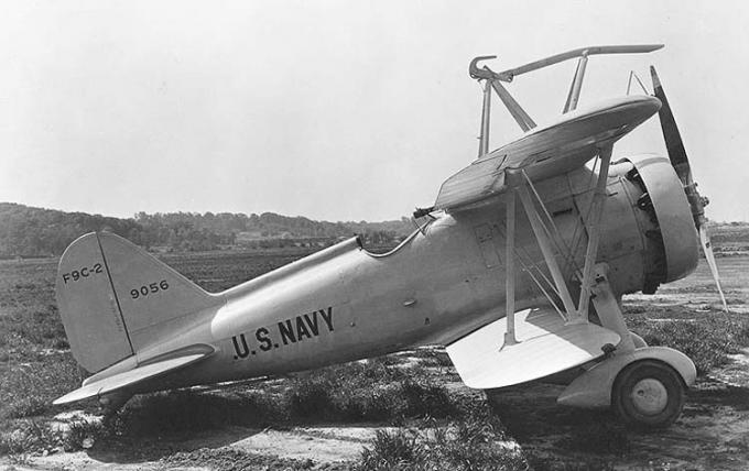 Бортовой истребитель Curtiss F9C Sparrowhawk. США