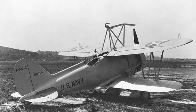 Бортовой истребитель Curtiss F9C Sparrowhawk. США