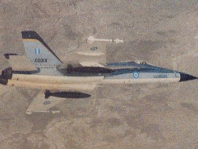 в полете F/A-18C Hornet, примерно так мог бы выглядеть FMA SAIA 90