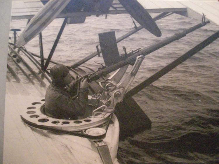 Эмиль Георг Бюрле за пушкой Эрликон L в турели летающей лодки Дорнье "Суперваль"