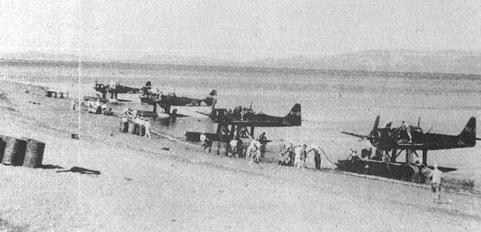 "Дзуйюны" из 302 хикотай на авиабазе Сакураджима в процессе заправки, 1945 г