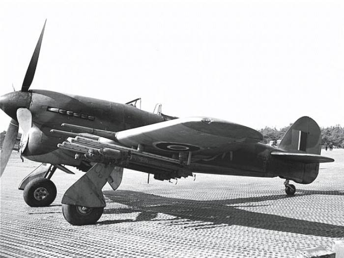 Hawker «Typhoon» Mk.Ib – поздняя версия с 4-лопастным винтом и подвеской 8-ми 60-фунтовых ракет