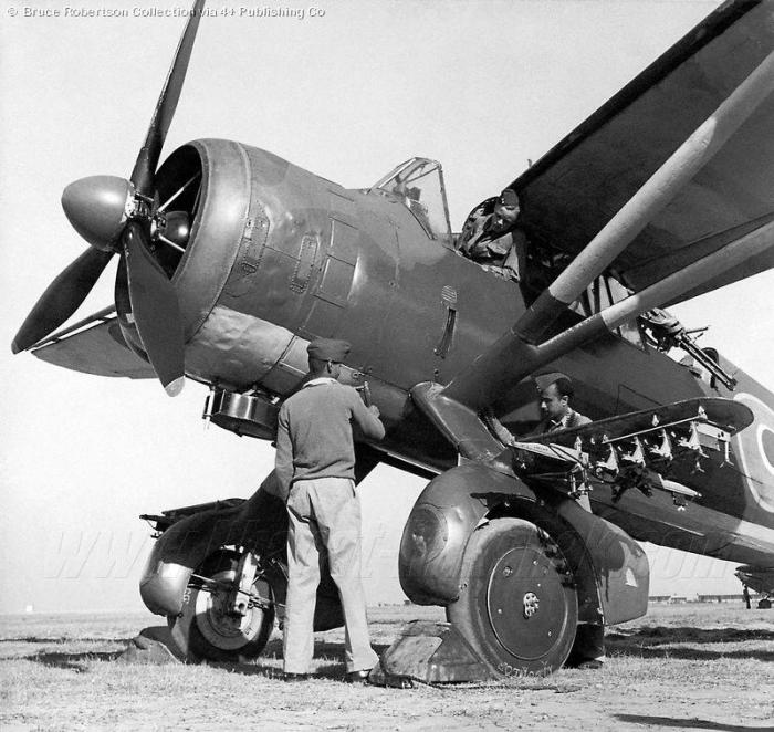 Самолет взаимодействия с армией Westland «Lysander» Mk.II из 4-й индийской эскадрильи, действовавшей в Бирме в конце 1942 года. Хорошо видны установленные на обтекателях шасси пилоны для мелких бомб и спаренный 7.7-мм пулемет Браунинг в задней кабине.