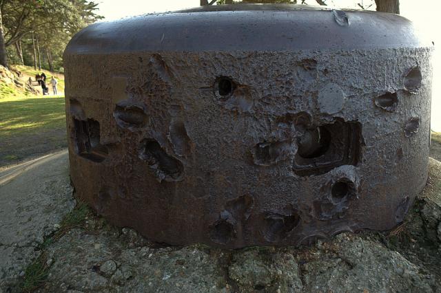 Один из бронеколпаков на Линии Маннергейма с многочисленными следами попаданий 107мм снарядов