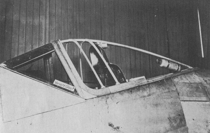 Рис. 13. Фонарь кабины пилота и бронированное сиденье пилота
