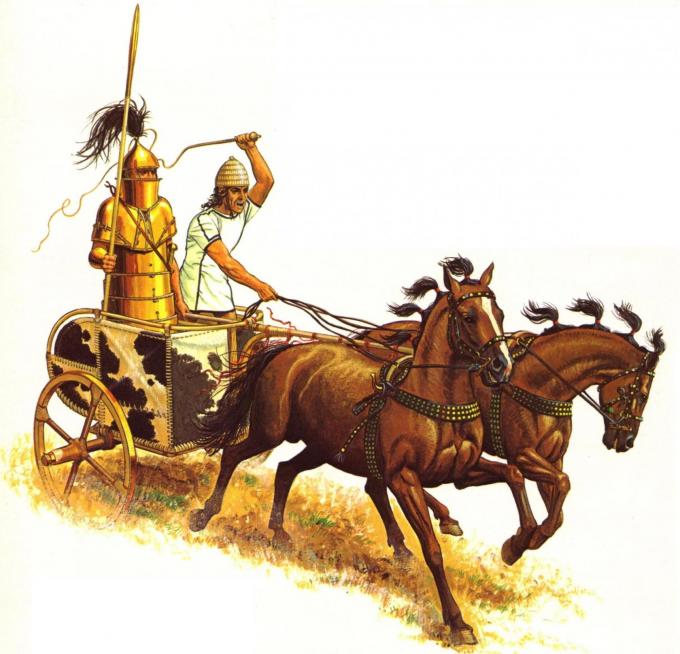 Воины на колеснице с копьями в руках. Современная реконструкция