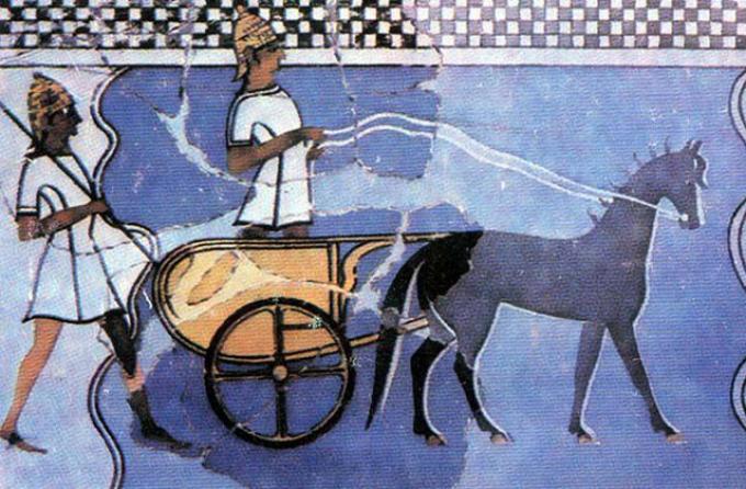 Колесничий и воин в шлемах из кабаньих клыков, реконструкция фрески из Пилоса XIII в. до н.э.