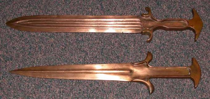 Современные реплики бронзовых мечей: вверху меч типа H и внизу типа G