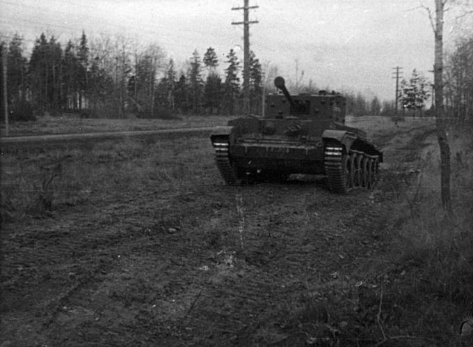 Испытания танка на просёлочной дороге