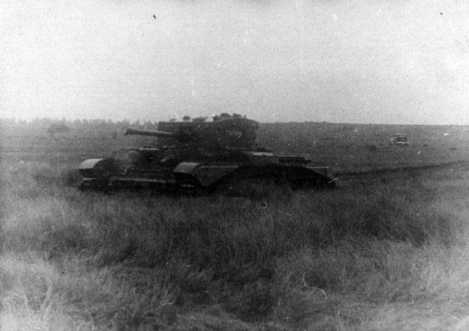 При езде по болотистой местности английский танк не застрял, но вёл себя менее уверенно, чем Т-34 и американский M4A2
