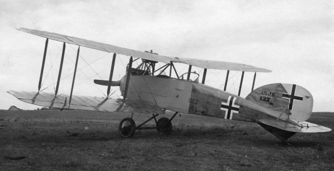 Albatros J.II на испытаниях. Бронекорпус окрашен в серый цвет, турельный пулемет не установлен.