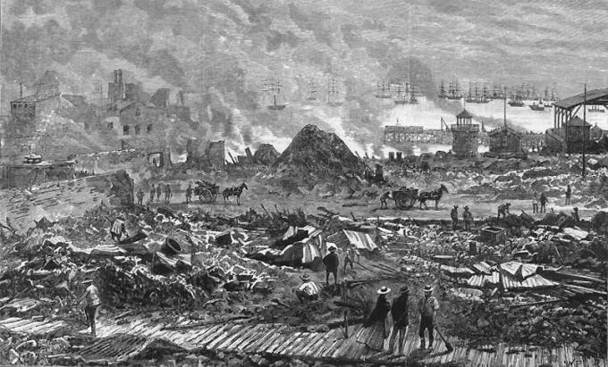Город Икике, разрушенный обстрелом со стороны повстанческого флота. который виден на горизонте.