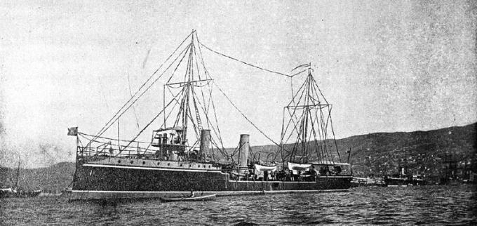 Торпедный крейсер "Альмиранте Линч", утопивший броненосец "Бланко Энкалада". Крейсер выпустил три торпеды, одна из которых затонула, другая прошла мимо, но третьей хватило, чтобы отправить на дно уже довольно старый корабль.