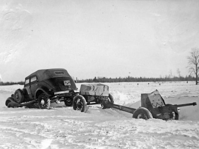ГАЗ-61-40 с самодельным буксирным устройством тащит на испытаниях 45-мм пушку и передок, декабрь 1940 года