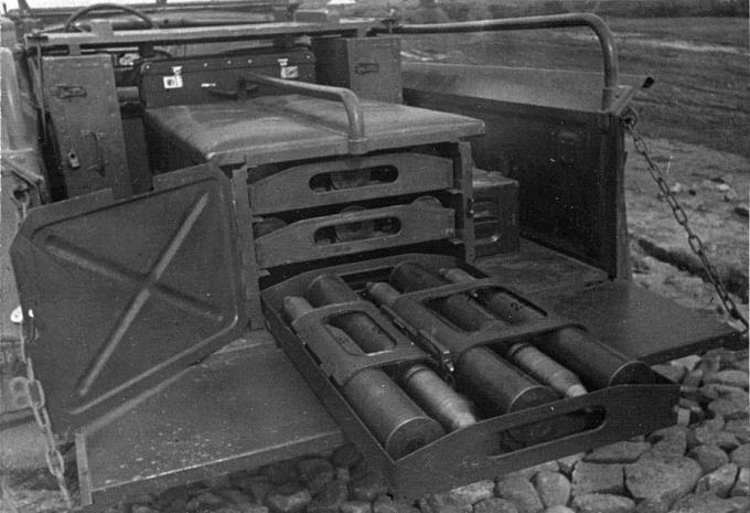 Внутренности снарядного ящика. Пеналы для выстрелов повторяют по конструкции те, которые использовались в штатном передке ЗИС-2