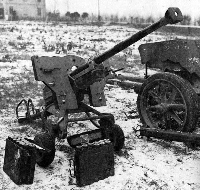 Облегчённый лафет орудия s.Pz.B. 41, внизу ящики с патронами (Waffen Revue №19)