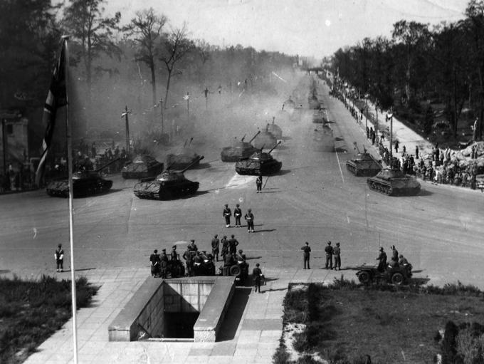 Колонна советских тяжелых танков ИС-3 на параде в Берлине 7 сентября 1945 года. В течение десятка лет эти танки были своеобразным эталоном для конструкторов бронетанковой техники в странах Запада при разработке собственных боевых машин