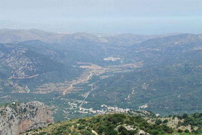 Вид из Карфи на благословенные долины Крита. Опасные долины