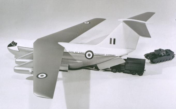Масштабная модель оснащенного двигателями Rolls-Royce Medway проекта военно-транспортного самолета HS.681. На данной диораме осуществляется погрузка армейского грузовика (из коллекции Рэя Уильямса)