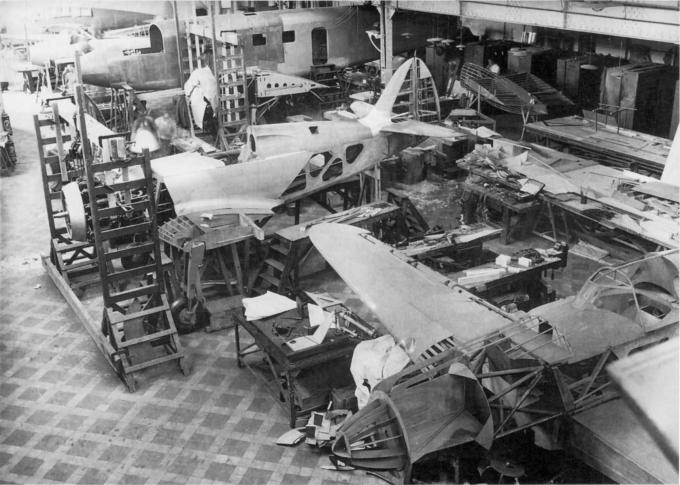 Снимок, сделанный в том же цехе некоторое время спустя. Рядом с макетом можно увидеть строившийся первый прототип легкого истребителя Bloch 700. Также на этом сделанном в 1939 году снимке можно увидеть фюзеляж двухмоторного самолета Bloch 500 и два Bloch 800