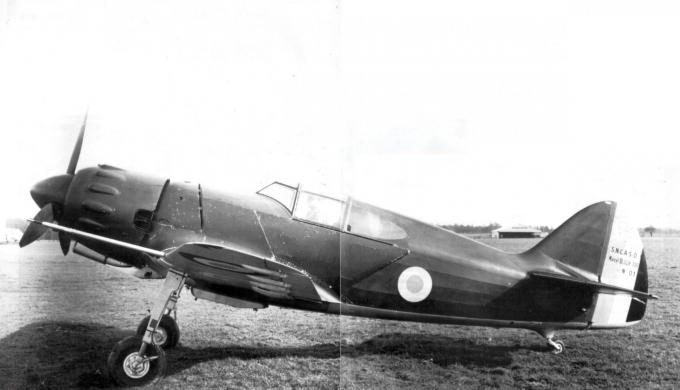 Легкий истребитель Bloch MB-700 в Буэ. Самолет походил на выполненный в масштабе 4:5 истребитель Bloch 152 и являлся результатом спорной программы создания «экономичного» истребителя