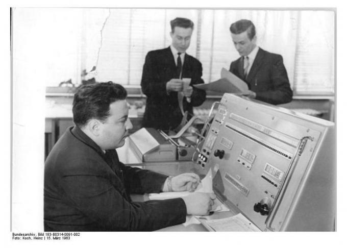 Первый компьютер ГДР. С этим монстром можно было вести расчеты