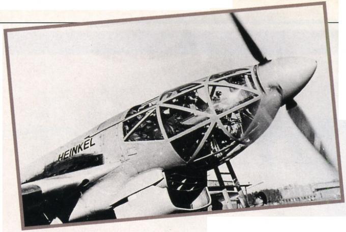 Снимок кабины He 119 V1 (D-AUTE) с проходящим сквозь кабину длинным валом воздушного винта