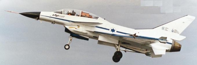 Lavi во время своего первого полета; 31 декабря 1986 года. В течение нескольких лет он был предметом борьбы между его сторонниками и противниками