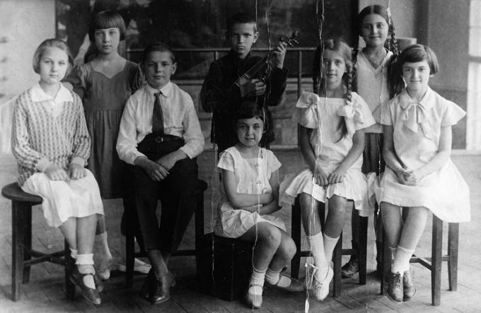 Юный Юра Кнорозов со скрипкой во время детского фестиваля в Харькове в 1932 году © Личный архив семьи Юрия Кнорозова