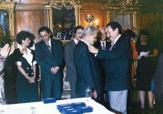 Президент Гватемалы Винисио Сересо вручает Юрию Кнорозову Большую Золотую Медаль Президента © Галина Ершова