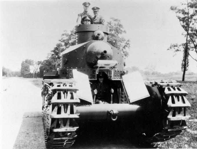 Принятый на вооружение Medium Tank M1 и его экипаж, весна 1928 года