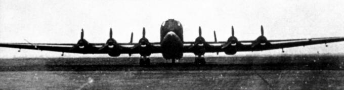Первые полеты двух прототипов Junkers 390 состоялись в августе октябре 1943 года