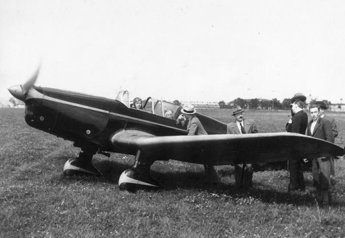 Легкий спортивный и связной самолет Miles M.12 Mohawk. Великобритания