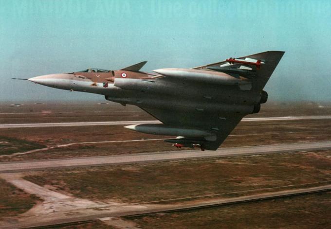 Mirage 4000 пролетает над Истром в ударной конфигурации: под крылом самолета подвешены два ПТБ емкостью 2500 литров, две ракеты «воздух-земля» AS-30L и две ракеты «воздух-воздух» Matra Magic