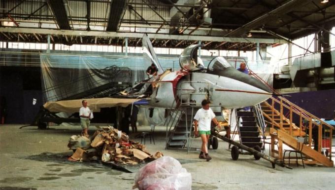 Окончание реставрации Mirage 4000 в ангаре Музея авиации и космонавтики. Самолёт освобождают от бумажных шаблонов-масок, с помощью которых наносились элементы окраски