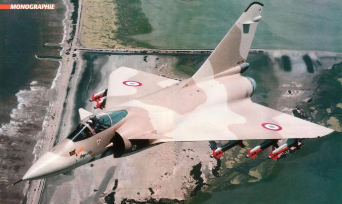 Mirage 4000 летит над Камаргом (Camargue). В 1987 году для привлечения иностранных клиентов на Mirage 4000 был нанесен камуфляж 