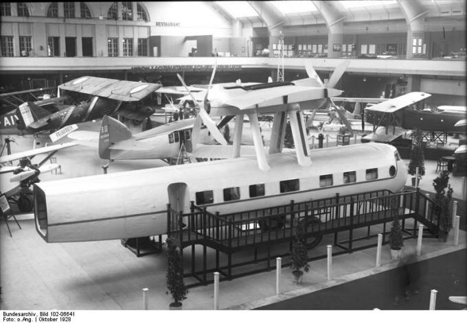 Опытные рекордный самолет Farman «l'Oiseau Bleu» и пассажирский самолет Farman F.180. Франция