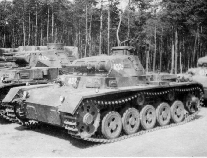 Pz.Kpfw.III Ausf.A в одной из учебных частей. Танк сохранил оригинальный трёхцветный камуфляж