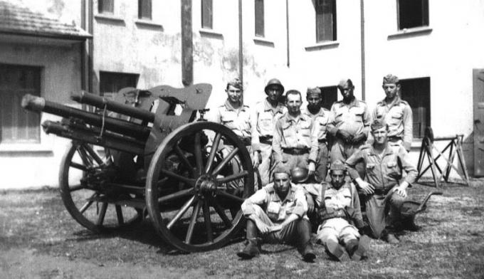Повстанцы-артиллеристы с 75-миллиметровой полевой пушкой Круппа