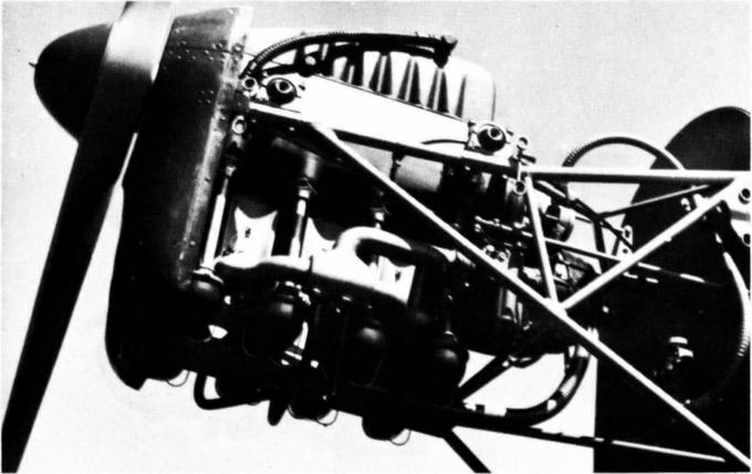 Рис. 11. Двигатель Z 9-090 с увеличенным поддоном картера, установленный на самолёте Erla D 5