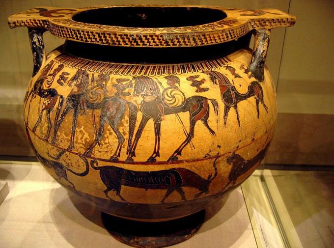 Чернофигурный керамический сосуд из Коринфа с изображением персонажей Троянской войны. (Около 590 – 570 гг. до н. э.). (Метрополитен-музей, Нью-Йорк)