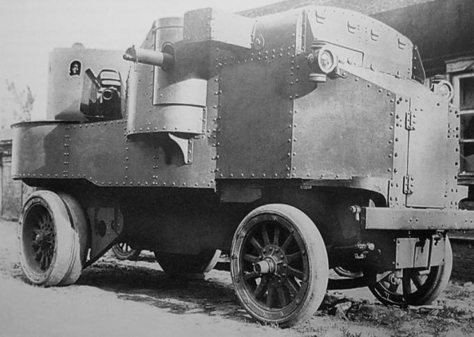 Броневик "Гарфорд-Путиловец", сделанный петроградским Путиловским заводом на шасси американского грузовика "Гарфорд" и вооруженный 76-миллиметровым орудием во вращающейся броневой башне, а также – двумя пулеметами в бортовых спонсонах