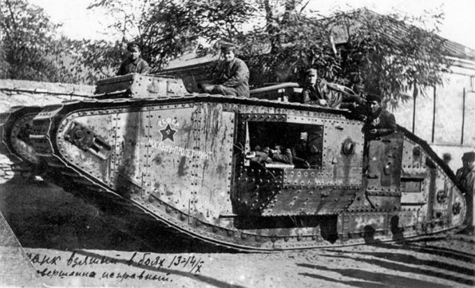 Тот же танк уже в составе РККА, переименованный в "Москвич-пролетарий". Вооружение демонтировано в ходе ремонта