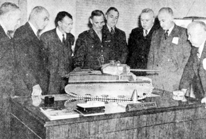 Генерал Барнс (в центре) и представители американских заводов, задействованных в программе Heavy Tank T1, осматривают модель танка