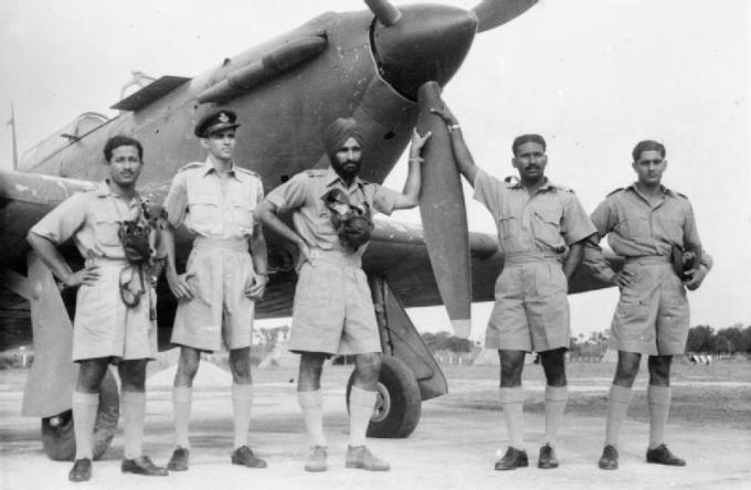 Арьян Сингх (в центре) со своими сослуживцами на фоне «харрикейна»; 1941 год