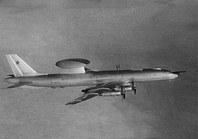 Самолет ДРЛО Ту-126 в полете