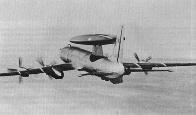 Самолет ДРЛО Ту-126 на взлете и в полете